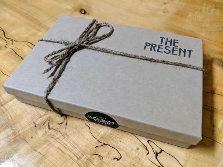 la caja que cada conexión recibía para hacer parte de The Present