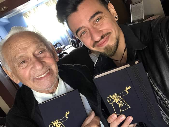 Johnny Segovia junto al autor de su libro Andre D Low