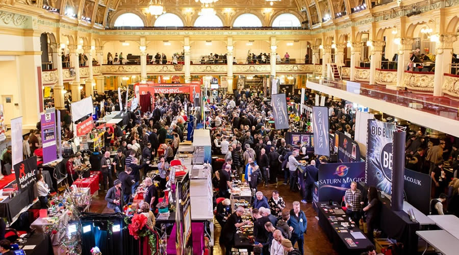 panoramica de la feria de dealers en lablackpool magic convention 2022