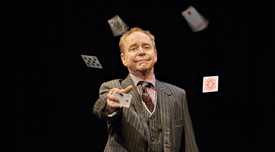 teller en escena en el casino rio en Las Vegas