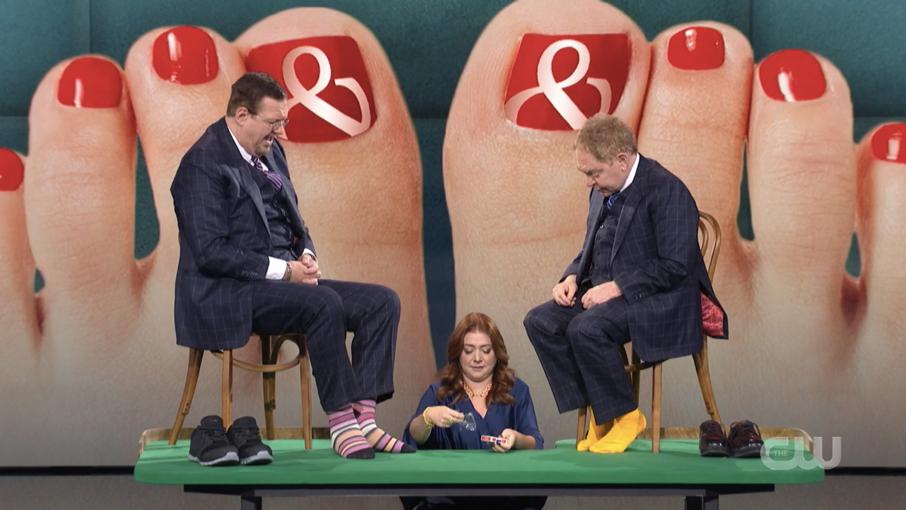 penn y teller haciendo magia con los pies