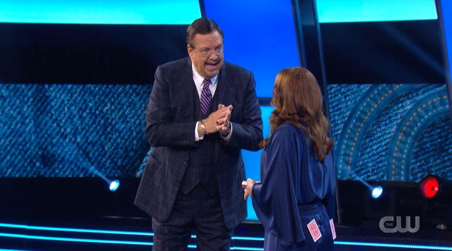 penn jillette le hace un efecto con cartas a alysson hennigan