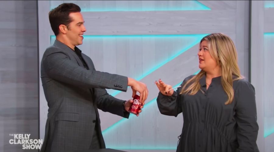 Michael Carbonaro y su magia con gaseosa en el show de Kelly Clarkson