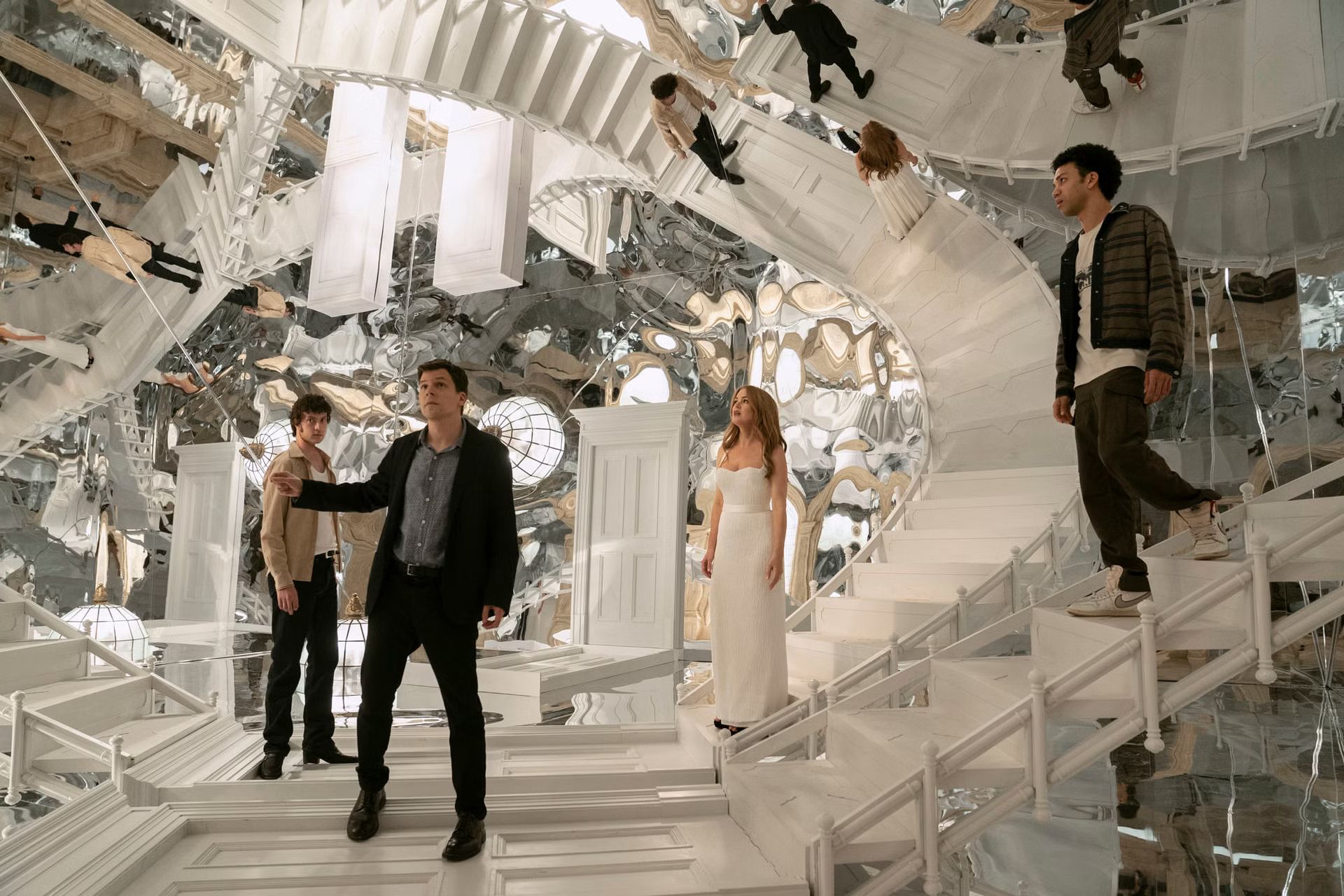 Jesse Eisenberg, Isla Fisher, Dominic Sessa y Justice Smith en Los Ilusionistas 3