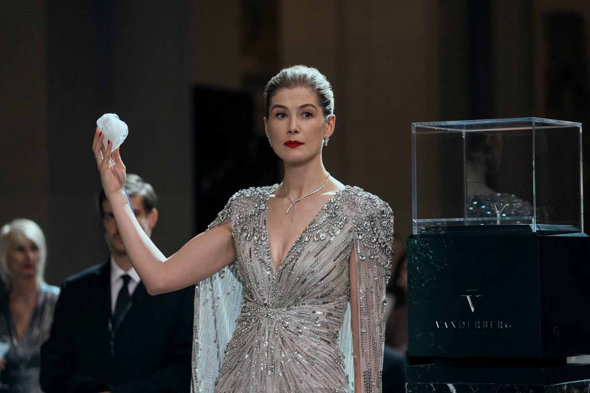 Rosamund Pike como Veronika Vanderberg