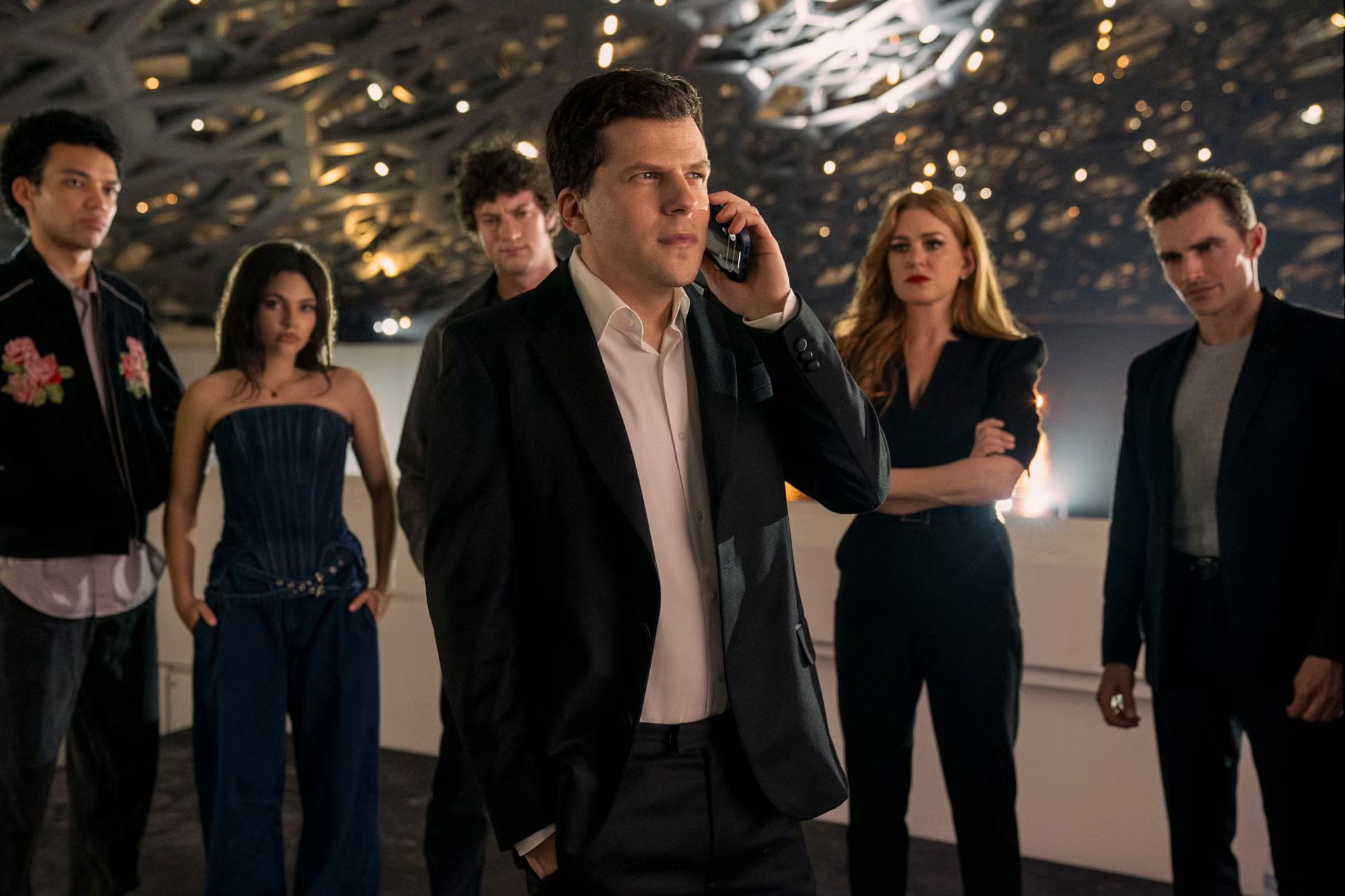J. Daniel Atlas (Jesse Eisenberg) junto a otros miembros del elenco de Now You See Me Now You Don't